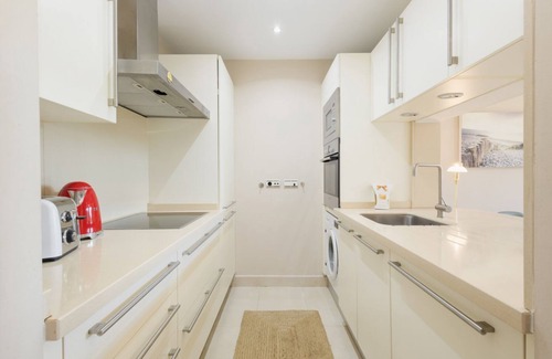 Marbella Apartamento | Moderno apartamento vacacional con increíbles vistas al mar con spa y gimnasio