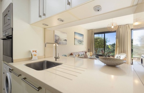 Marbella Apartamento | Moderno apartamento vacacional con increíbles vistas al mar con spa y gimnasio