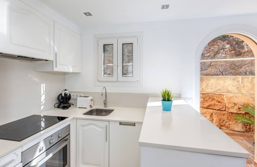 Cala Carbo Apartamento | Moderno apartamento de vacaciones con vistas al mar, piscina, balcones, aire acondicionado y Wi-Fi