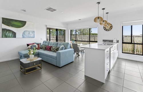Officer Casa | Modern Holiday Home VIC Officer 5BR WiFi Parking
