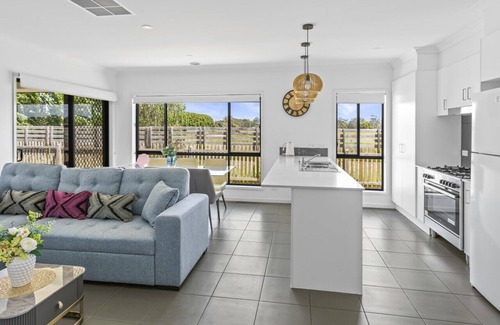 Officer Casa | Modern Holiday Home VIC Officer 5BR WiFi Parking