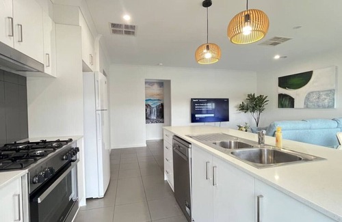 Officer Casa | Modern Holiday Home VIC Officer 5BR WiFi Parking