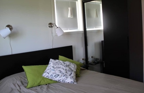 Svardsjo Casa | Modern holiday home with boat and internet by the lake