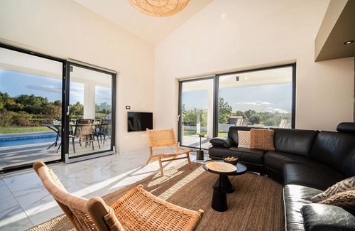 Topid Casa | Modern holiday home with spacious garden & pool