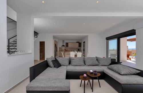 Bast Casa | Casa de vacaciones moderna con piscina climatizada, tres dormitorios, terraza, vista al mar