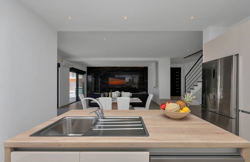 Bast Casa | Casa de vacaciones moderna con piscina climatizada, tres dormitorios, terraza, vista al mar