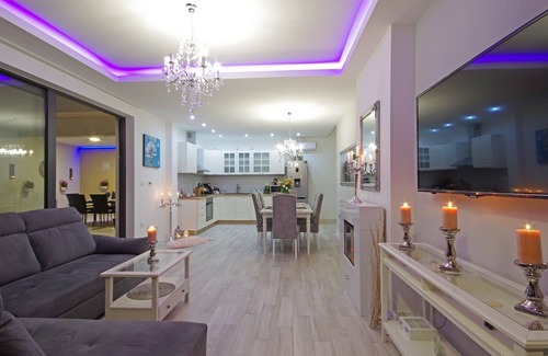 Makarska Casa | Moderna casa de vacaciones con piscina climatizada, vista al mar, 3 dormitorios, WiFi, parrilla