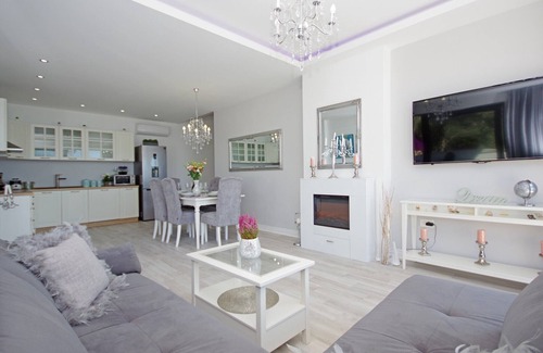 Makarska Casa | Moderna casa de vacaciones con piscina climatizada, vista al mar, 3 dormitorios, WiFi, parrilla