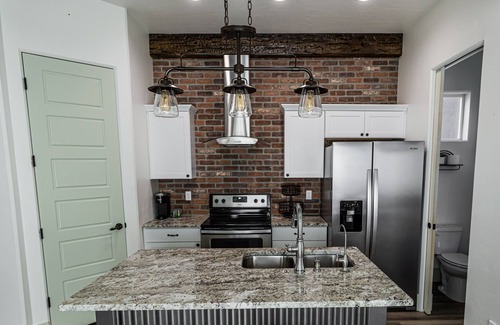 Meridian Casa | Modern Holistic Home - Near the Village & Shopping!