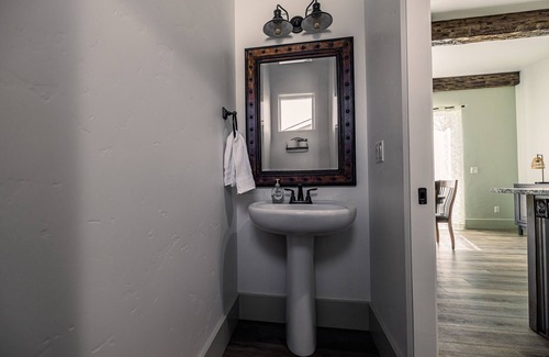 Meridian Casa | Modern Holistic Home - Near the Village & Shopping!