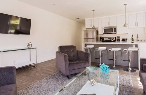 Larchmont Apartamento | Modern Hollywood Apartment-Long Term Guests Welcome-Monthly Discounts