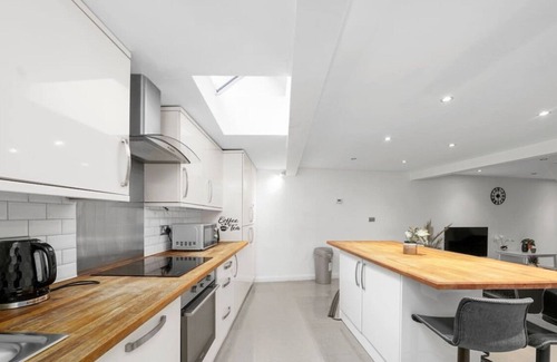 Larkhall Apartamento | Modern Home 15 mins from Central London w Smart TV