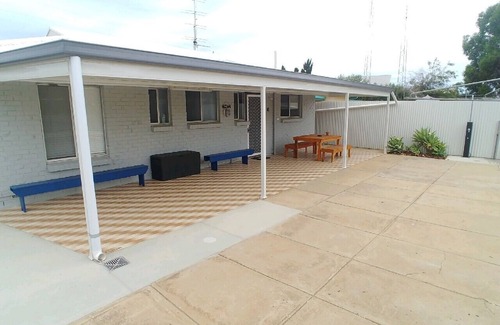 Moonta Bay Casa | Modern home, 300m to beach. Sport minded child friendly yard. BBQ and fish sink.