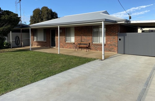 Moonta Bay Casa | Modern home, 300m to beach. Sport minded child friendly yard. BBQ and fish sink.