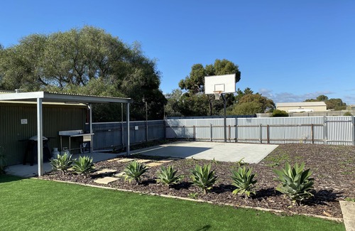 Moonta Bay Casa | Modern home, 300m to beach. Sport minded child friendly yard. BBQ and fish sink.