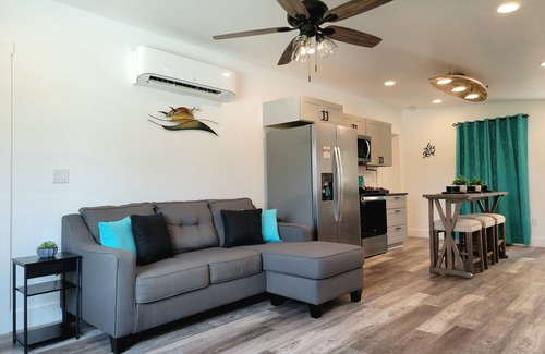 Panama City Cabaña | Modern Home ¤ Close to Shopping, Dining & Downtown! Outdoor dinning & Fireplace!