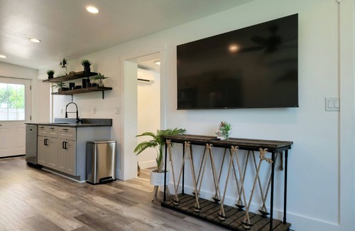 Panama City Cabaña | Modern Home ¤ Close to Shopping, Dining & Downtown! Outdoor dinning & Fireplace!