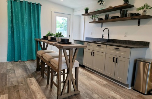 Panama City Cabaña | Modern Home ¤ Close to Shopping, Dining & Downtown! Outdoor dinning & Fireplace!