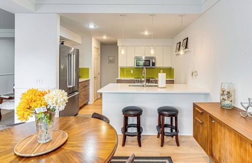 The Wedge Casa | Modern Home Close to Dtwn Woodinville w/Yard