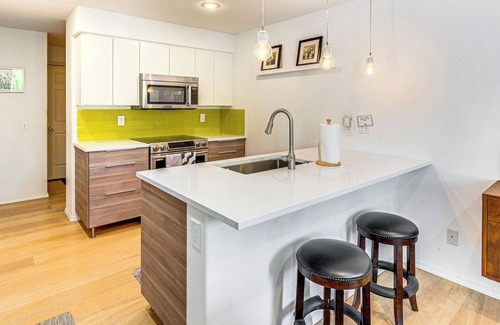 The Wedge Casa | Modern Home Close to Dtwn Woodinville w/Yard