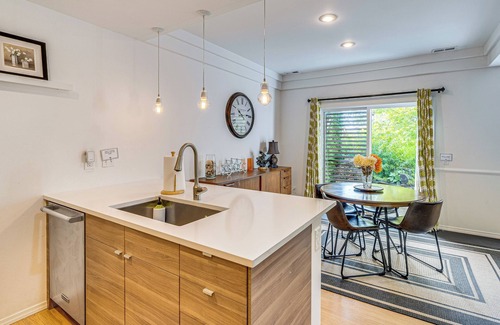 The Wedge Casa | Modern Home Close to Dtwn Woodinville w/Yard