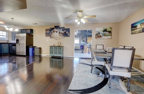 Lexington Casa | Modern Home Fenced Yard:4 Mi to Downtown Lexington Near Kentucky Horse Park & UK