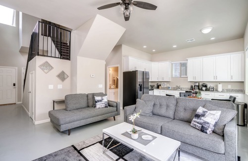 Limberlost Casa | Modern home, great central location, quiet neighborhood, walk to the Mall!