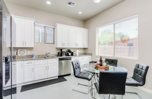 Limberlost Casa | Modern home, great central location, quiet neighborhood, walk to the Mall!