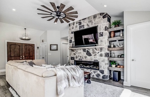 Lakeshore Casa | Modern Home- Hot Tub @ Sauna-Minutes from Wine Country