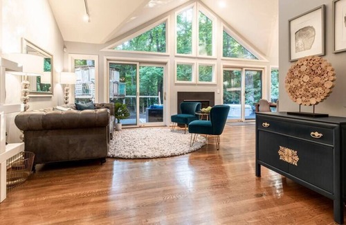 Vienna Casa | Modern Home ✶ LUXE ✶ Dual King ✶ HotTub ⚡️WiFi ✶ Mid Century Office