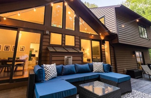 Vienna Casa | Modern Home ✶ LUXE ✶ Dual King ✶ HotTub ⚡️WiFi ✶ Mid Century Office