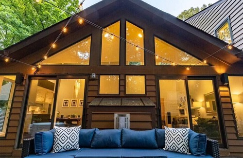 Vienna Casa | Modern Home ✶ LUXE ✶ Dual King ✶ HotTub ⚡️WiFi ✶ Mid Century Office