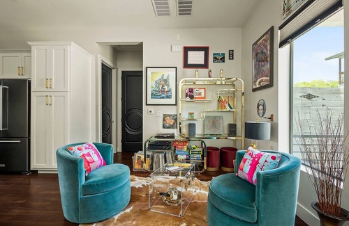 Chestnut Casa | Modern Home Mins to DT ATX & UT | Balcony | ACL