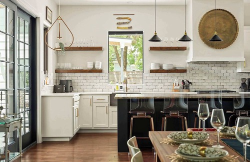 Chestnut Casa | Modern Home Mins to DT ATX & UT | Balcony | ACL