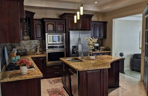 La Garita Casa | Modern home near airport. A/C . King & queen beds.