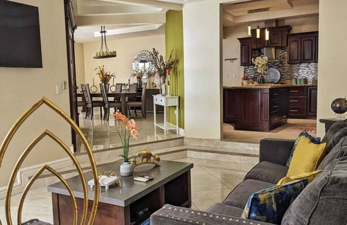 La Garita Casa | Modern home near airport. A/C . King & queen beds.