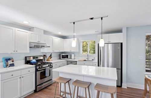 Old Ballard Casa | Modern Home Near Ballard Locks w/ Patio & Parking! Award Winning!