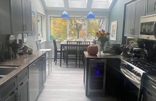 Hampton Casa | Modern Home-Near Beach/w lg Stylish Patio & HotTub, Fire Tables & Outdoor Dining