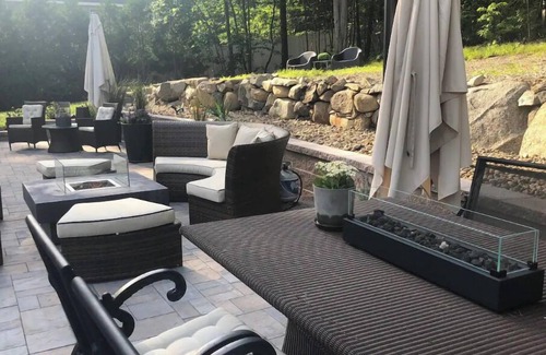 Hampton Casa | Modern Home-Near Beach/w lg Stylish Patio & HotTub, Fire Tables & Outdoor Dining
