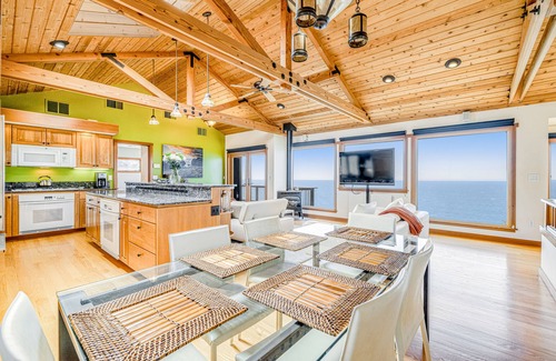 Philo Casa | Modern home on bluff over the ocean with private hot tub & three gas fireplaces