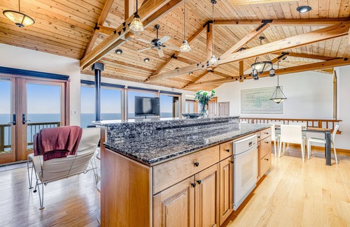 Philo Casa | Modern home on bluff over the ocean with private hot tub & three gas fireplaces