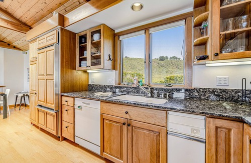 Philo Casa | Modern home on bluff over the ocean with private hot tub & three gas fireplaces