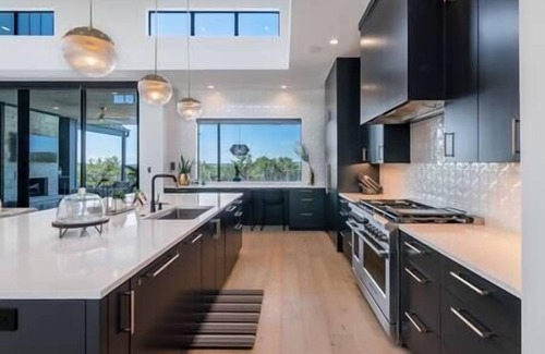 Henly Casa | Modern new Home on private 10 acres/Pool & Pickleball