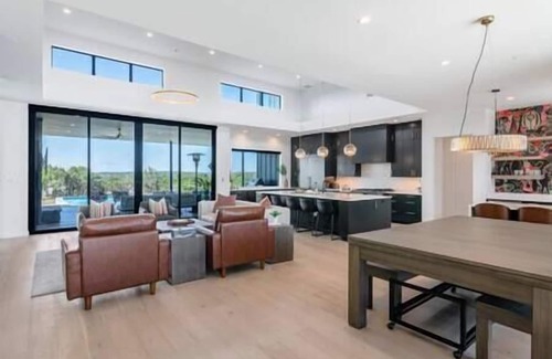 Henly Casa | Modern new Home on private 10 acres/Pool & Pickleball