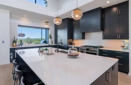 Henly Casa | Modern new Home on private 10 acres/Pool & Pickleball