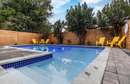 Dorset Park Casa | Modern Home Pool Still Open Two Fire Pits Free Parking Game Room