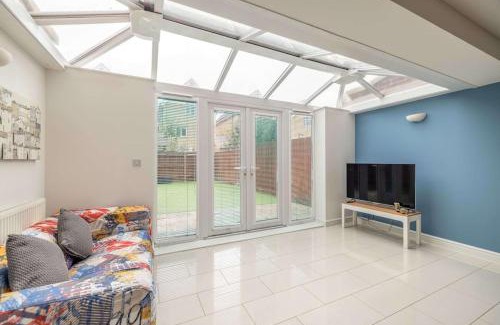 Langley Marish Casa | Modern Home - Slough, Heathrow, Pinewood - Parking