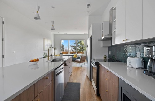 Missionary Ridge Casa | Modern Home Sunrise Views By Downtown Chattanooga