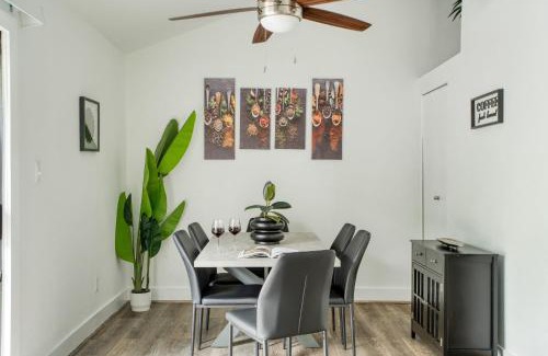South River City Casa | Modern Home w Shared Pool Yard Prime Location Fairlawn Lane B by AvantStay
