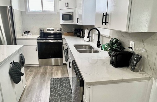 Euless Casa | Modern Home w/ Sunroom & BBQ
